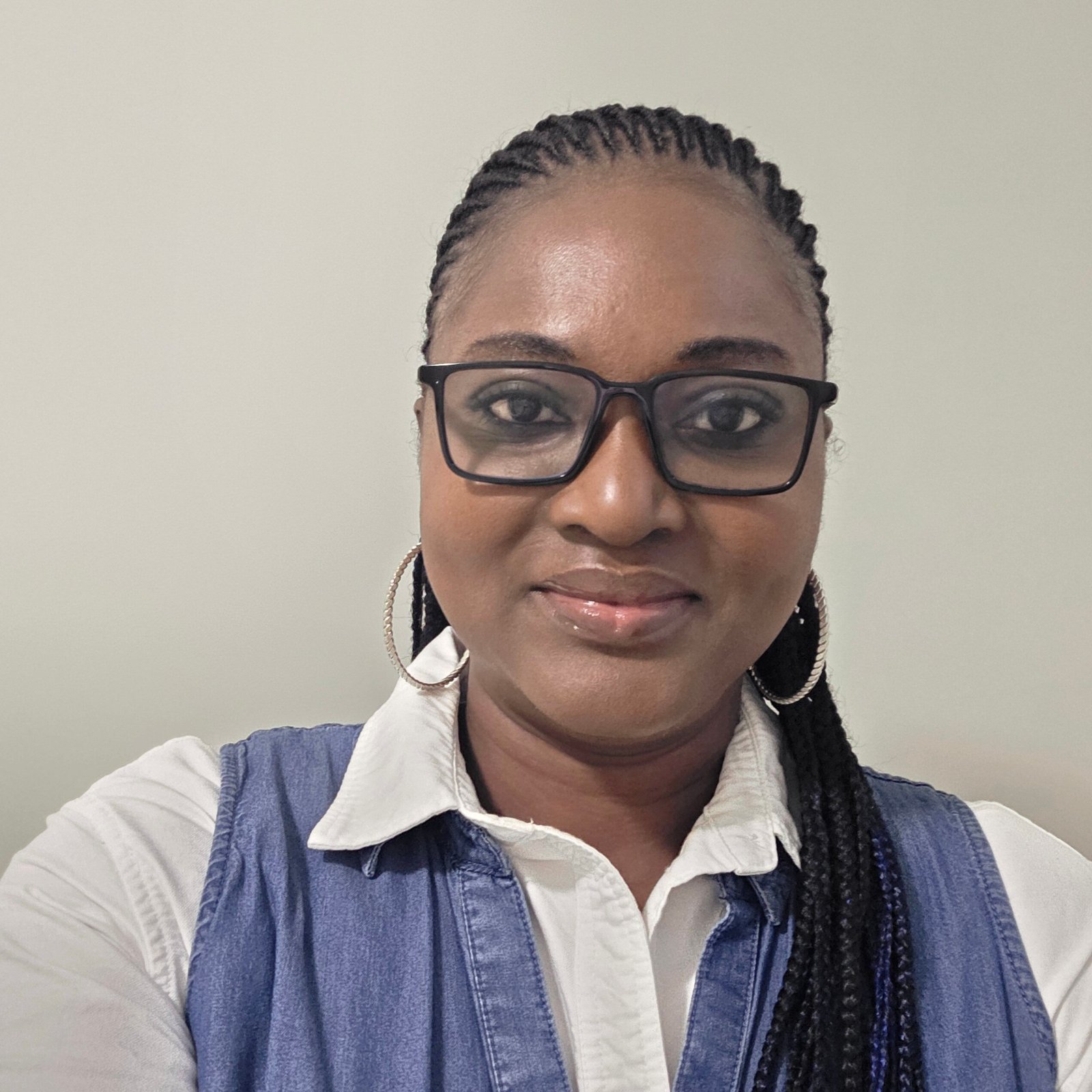 Portrait professionnel de Mognima K – autrice, poétesse et créatrice de sites WordPress